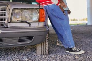 The ’80s-Inspired Denim Trend Everyone’s Suddenly Wearing